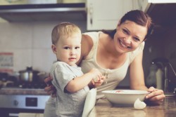 Frau mit Kind glücklich